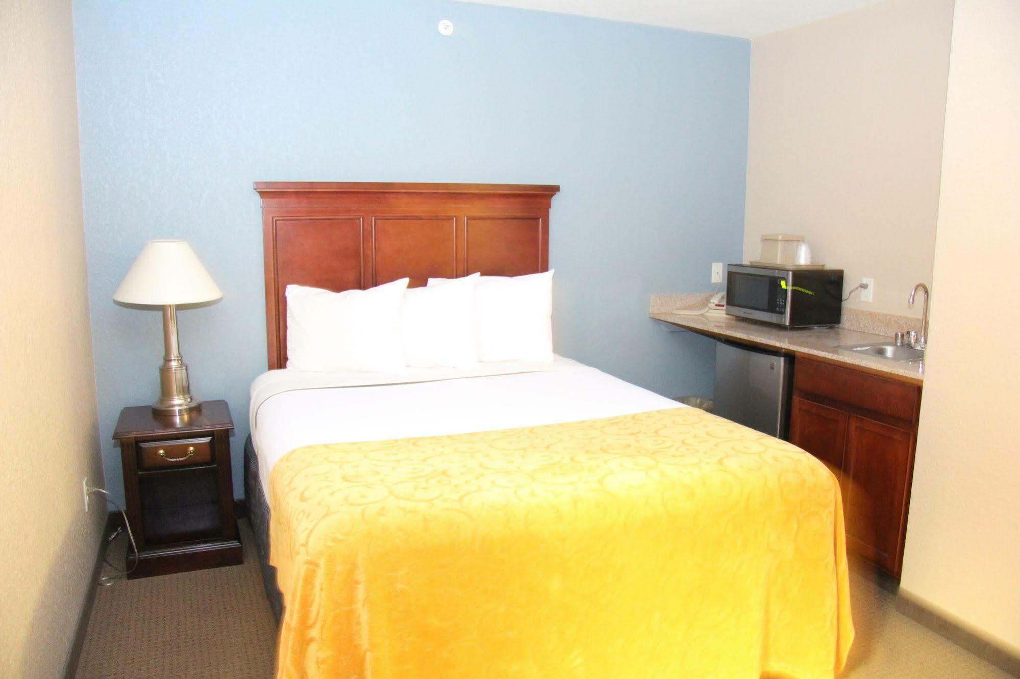 Green Acres Hotel Pittsfield 外观 照片